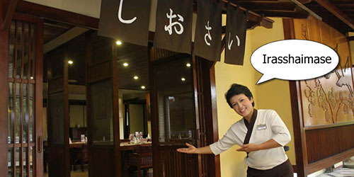 Chào hỏi khách hàng ở nhà hàng Nhật Bản